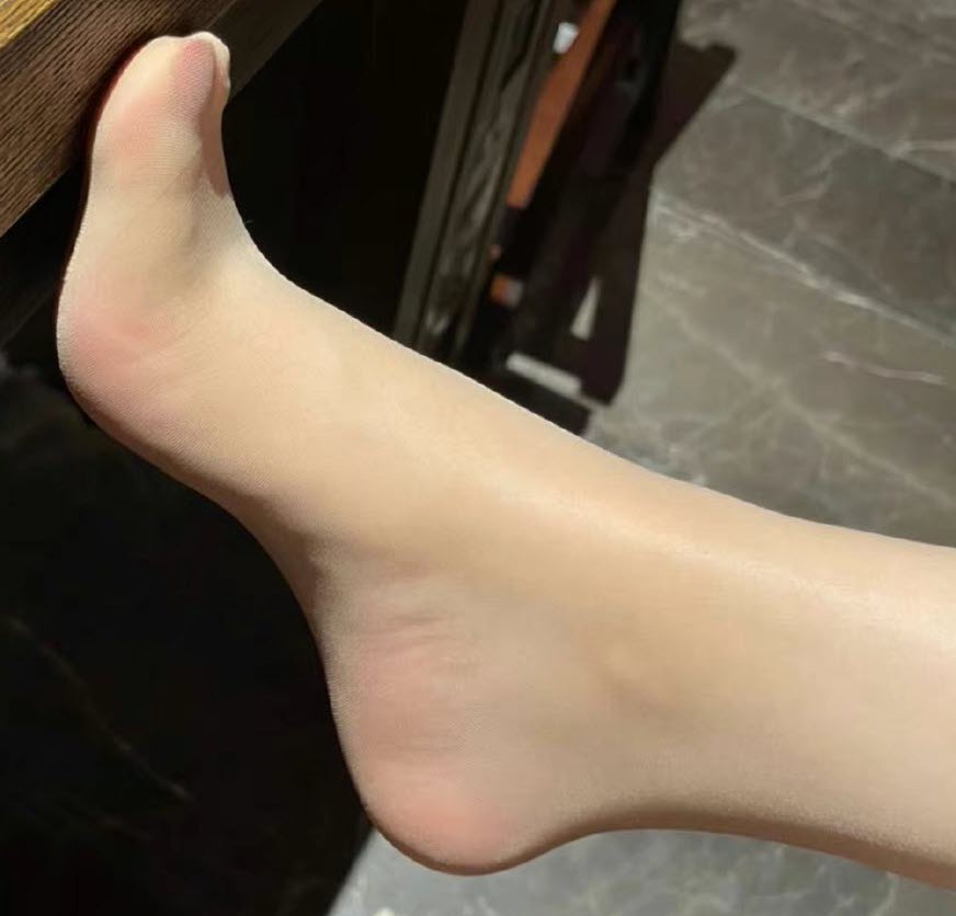 Sexy Bare Feet and Nylon Feet