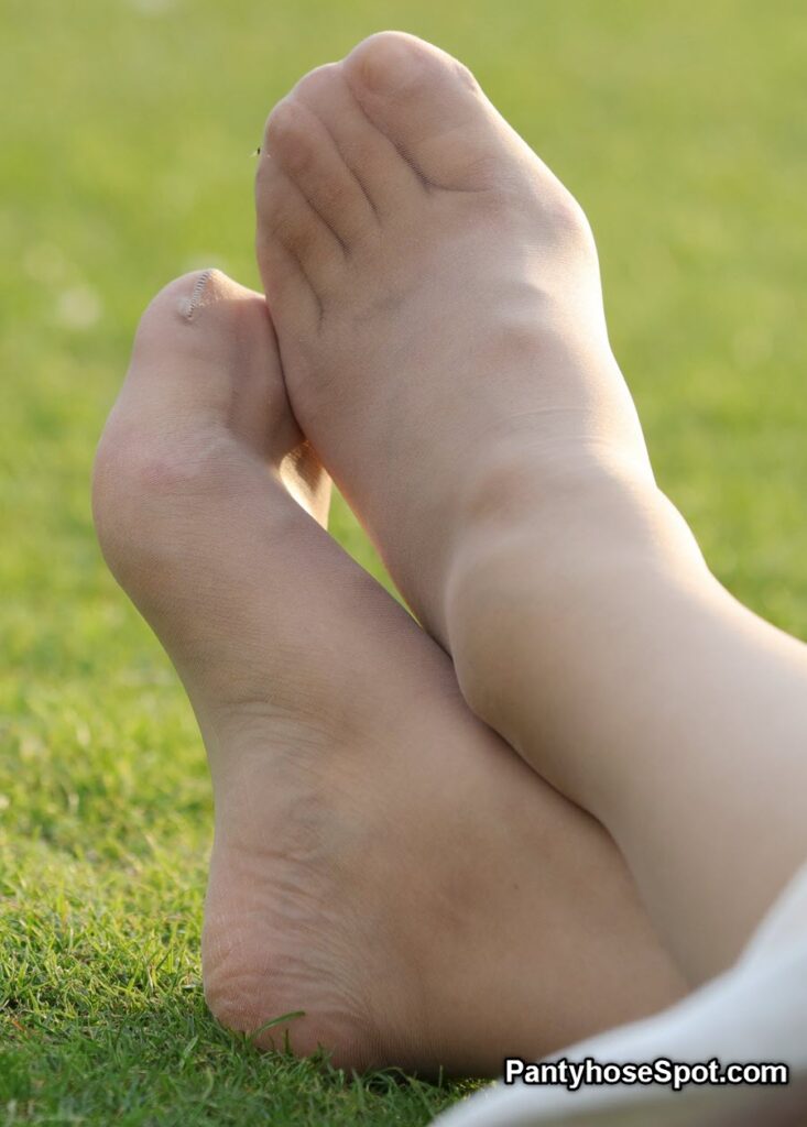 Nylon Feet in the Park - Pantyhose in Public - Candid Pantyhose