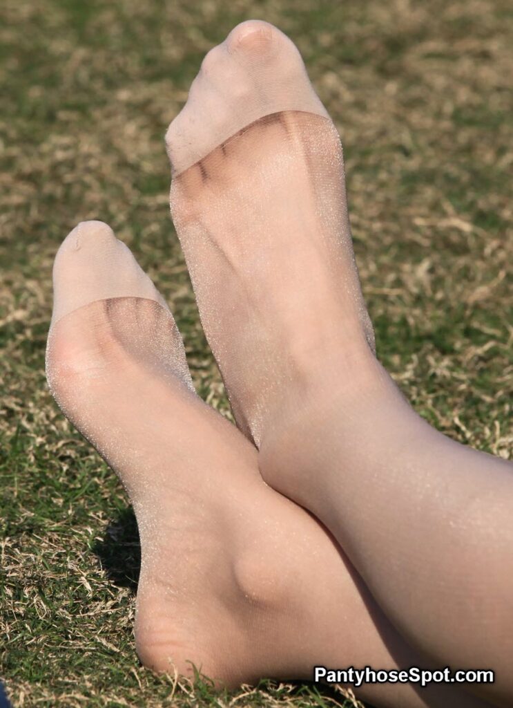 Nylon Feet in the Park - Pantyhose in Public - Candid Pantyhose
